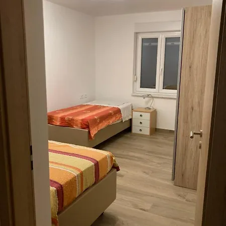 First Vrtovin بيت للعطل *