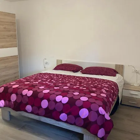 بيت للعطل First Vrtovin