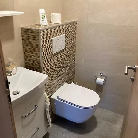 First Vrtovin بيت للعطل *